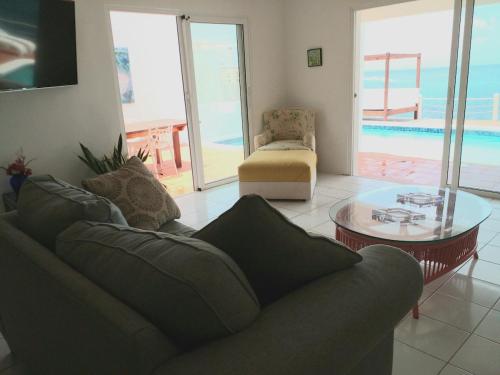 Oceanfront Villa in コールバーイ