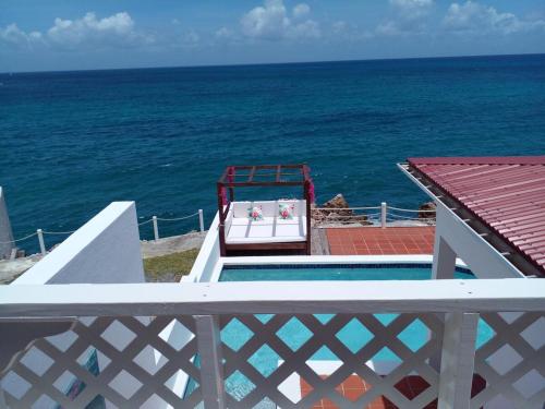 Oceanfront Villa in コールバーイ