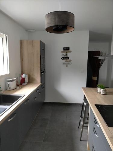 Konyha, Villa Donostia - Jacuzzi & piscine chauffée (Villa Donostia - Jacuzzi & piscine chauffee) in La Brede