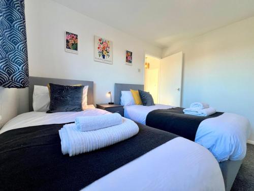 J&J stays 5 bedroom detached house in Peterborough with parking gîte à louer Orton Meadow Golf Club