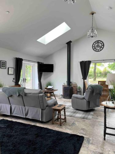Lodge with log burner Contractors business private parking free Wi-Fi near M4 in Court Colman