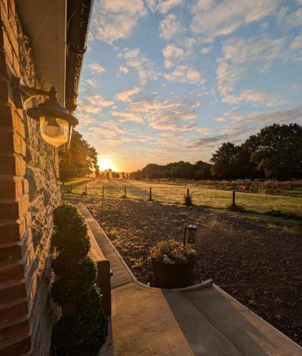 Lodge with log burner Contractors business private parking free Wi-Fi near M4 in Court Colman