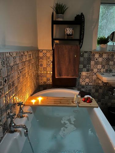 Lodge with log burner Contractors business private parking free Wi-Fi near M4 in Court Colman