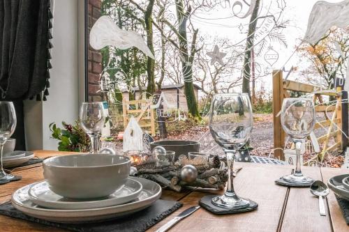 Lodge with log burner Contractors business private parking free Wi-Fi near M4 in Court Colman