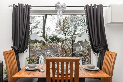 Lodge with log burner Contractors business private parking free Wi-Fi near M4 in Court Colman