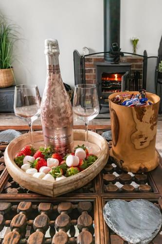 Lodge with log burner Contractors business private parking free Wi-Fi near M4 in Court Colman