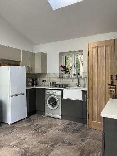 Lodge with log burner Contractors business private parking free Wi-Fi near M4 in Court Colman