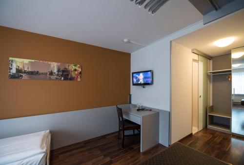 Twin Room image 5