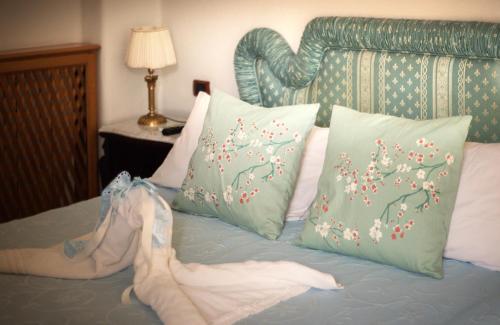 1 queen bed, 1 twin bed