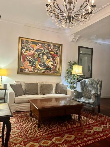 Small stylish room with comfortable queen-size bed in very large, beautifully decorated shared flat in the historic centre of Malaga, Malaga