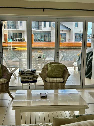 Facilities, Waters Edge Guest House in Aston Bay