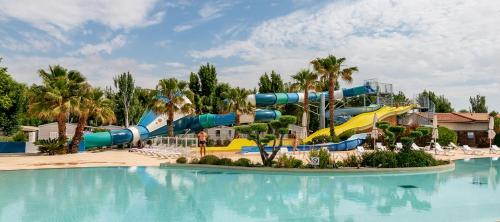 Swimming pool, Mobil home spacieux 6-8 pers, camping 4 etoiles, la Carabasse near Le Saint Pierre
