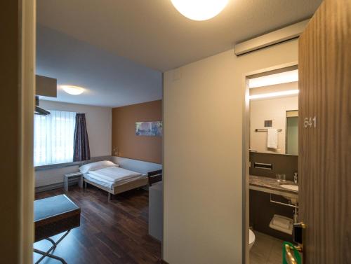 Twin Room image 9