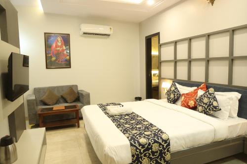 Deluxe Double Room image 6