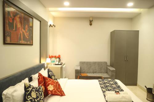 Deluxe King Suite image 3