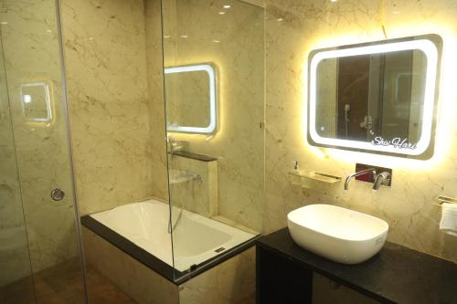 Deluxe King Suite image 2
