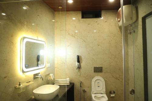 Deluxe King Suite image 8