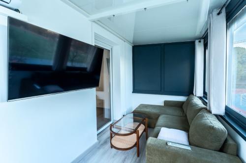 ห้องส่วนกลางสำหรับนั่งเล่น/ดูทีวี, Joli T3, tout équipé, bien situé (Joli T3, tout equipe, bien situe) in ลา ซัวตา