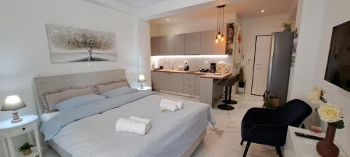 Maddie's Apartment, Ateny