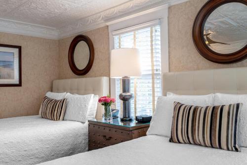 Chateau Inn and Suites - image 10
