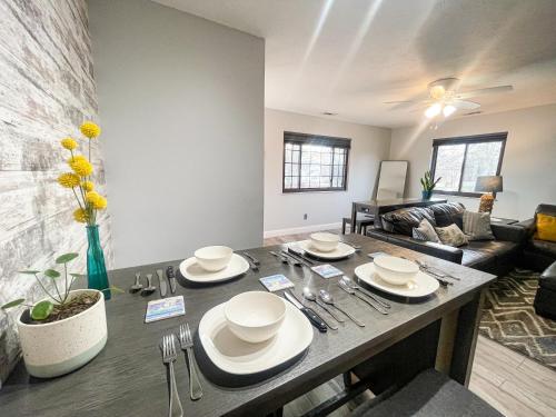 Modern Condo Central Huron Boat Basin Area in ヒューロン（OH）