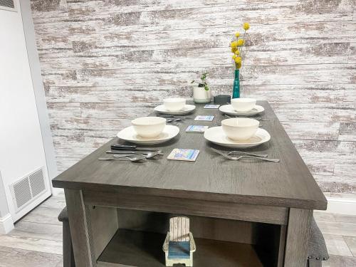 Modern Condo Central Huron Boat Basin Area Modern Condo Central Huron Boat Basin Area