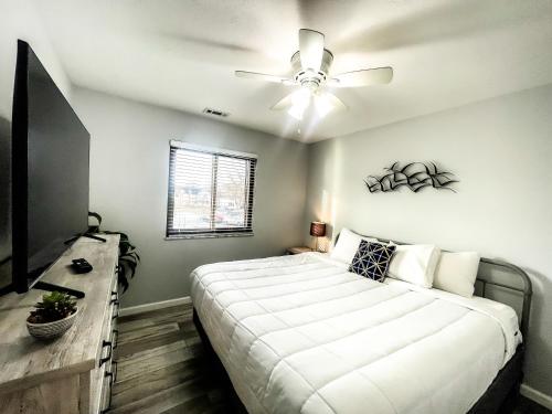 Modern Condo Central Huron Boat Basin Area Modern Condo Central Huron Boat Basin Area