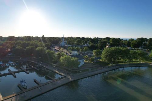Modern Condo Central Huron Boat Basin Area Modern Condo Central Huron Boat Basin Area