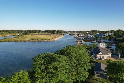 Modern Condo Central Huron Boat Basin Area Modern Condo Central Huron Boat Basin Area