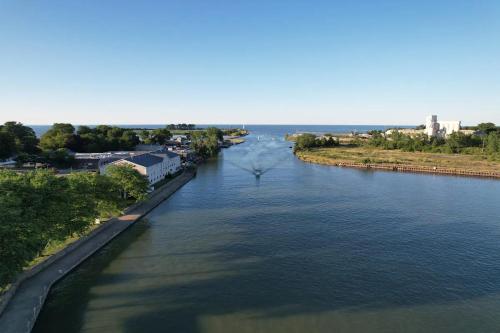 Modern Condo Central Huron Boat Basin Area Modern Condo Central Huron Boat Basin Area