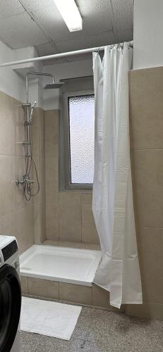 دش, D1 Frankfurt 230m2 - 7 Einzelzimmer mit 2 Parkplätzen (D1 Frankfurt 230m2 - 7 Einzelzimmer mit 2 Parkplatzen) in دري ايش