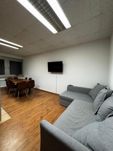 صالة مشتركة/ منطقة التلفزيون, D1 Frankfurt 230m2 - 7 Einzelzimmer mit 2 Parkplätzen (D1 Frankfurt 230m2 - 7 Einzelzimmer mit 2 Parkplatzen) in دري ايش