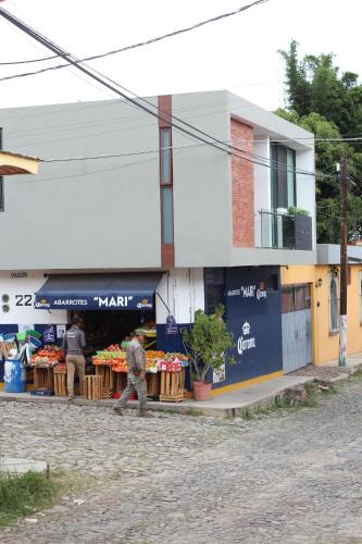 Modern 1 Bedroom King Suite - Close to everything - Roof top patio Modern 1 Bedroom King Suite - Close to everything - Roof top patio