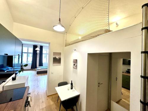 Super central Prague apartment SUPERHOST 5 stars, Прага (фото 7)