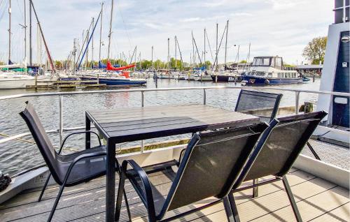 ทัศนียภาพภายนอกโรงแรม, Bob Ross in นาร์เดน