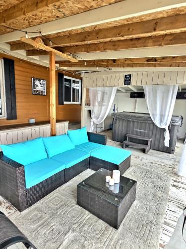 陽台/露台, Serene Lakefront Cottage Escape in 拉克薩圭 (QC)