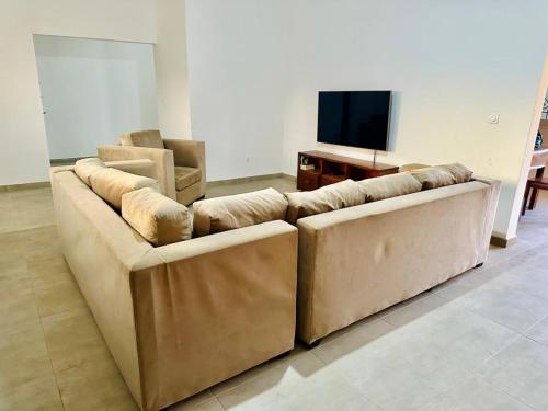 sala de TV, Horizon Plus - Villa Moderne avec 4 Chambres Climatisées, NETFLIX, WIFI, Vue Mer & Sérénité (HORIZON PLUS - Villa Moderne avec 3 Chambres Climatisees, NETFLIX, WIFI, Vue Mer & Serenite a Pointe) in Nianing
