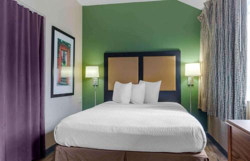 Deluxe Studio with 1 Queen Bed - Non-Smoking