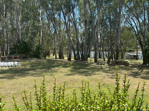 ระเบียง/ชานเรือน, Riverside Motel & Marina in โคโรว่า