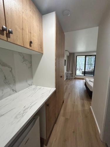 ห้องครัว, Riverside Motel & Marina in โคโรว่า