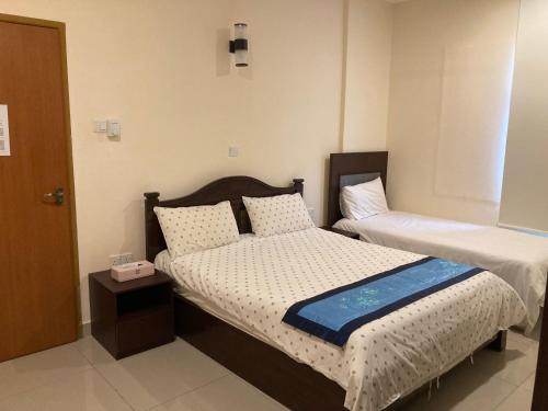 1 double bed, 1 twin bed