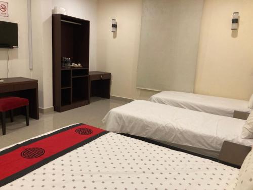 1 double bed, 2 twin beds
