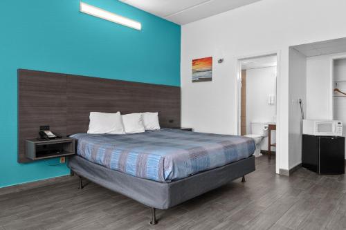King Room - Non Smoking room in WindWater Hotel and Marina