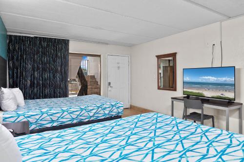 Quadruple Room with Two King Beds - Non Smoking image 2