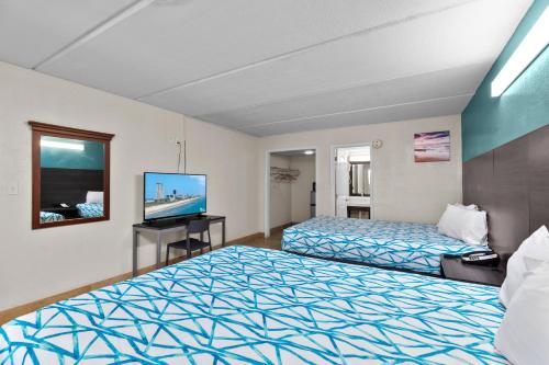 Quadruple Room with Two King Beds - Non Smoking image 3
