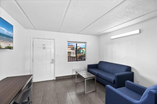 Suite, One King, 1 Single Bed - Non Smoking image 2