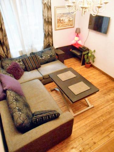 House with 8 bedrooms in Sofia with wonderful city view furnished garden and WiFi 6 km from the slopes - image 2