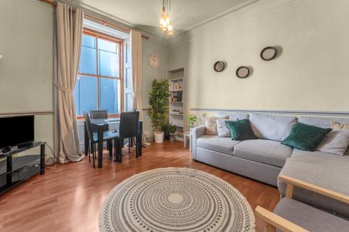 Central, Cozy 2BR-1BA-Haymarket - with Parking, Edinburgh