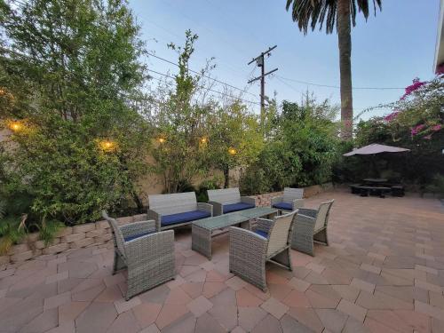 3 bedroom apartment by the MrC Hotel and 5 minutes to Rodeo Drive WiFi TV Patio walk to restaurants, Los Angeles