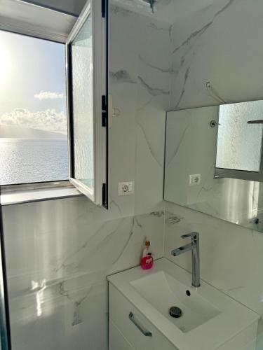 Apartment with Sea View image 7